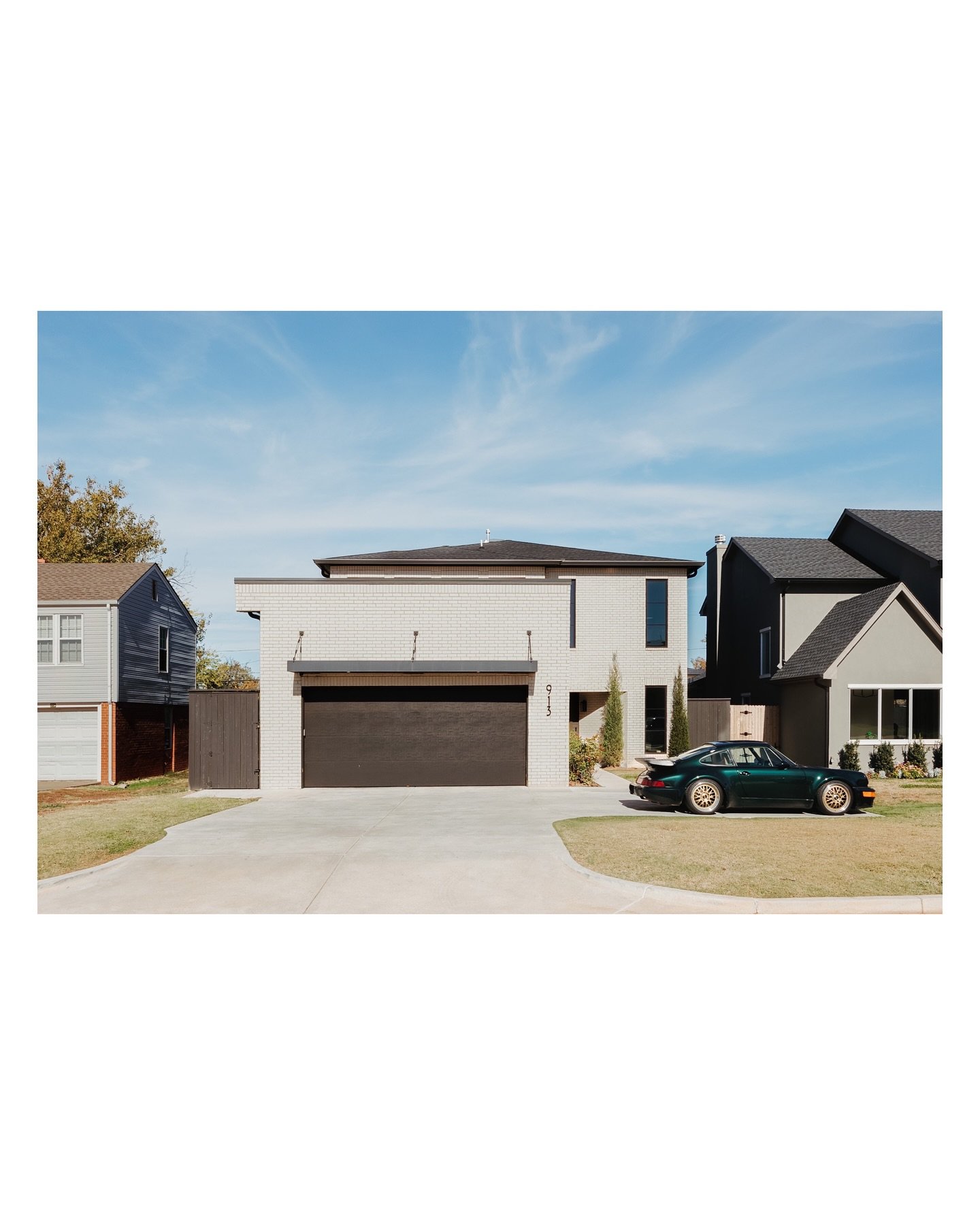 I&rsquo;m a truck at a cabin kind of guy but I drove by this house and just had to ask the homeowner if I could snap a few shots cause man&hellip;I do love a Porsche 

#architecture #cars #porsche #design #interiors #interiordesign #ok #okc #switchba