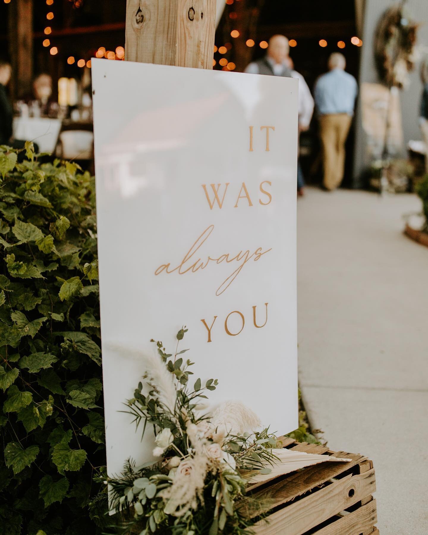 I LOVED turning Dakota&rsquo;s vision of a boho floral wedding into a reality! During her design meeting we talked about bringing all the gold and white elements into her signage with the pampas grass her family hand collected! We honored her Grandpa