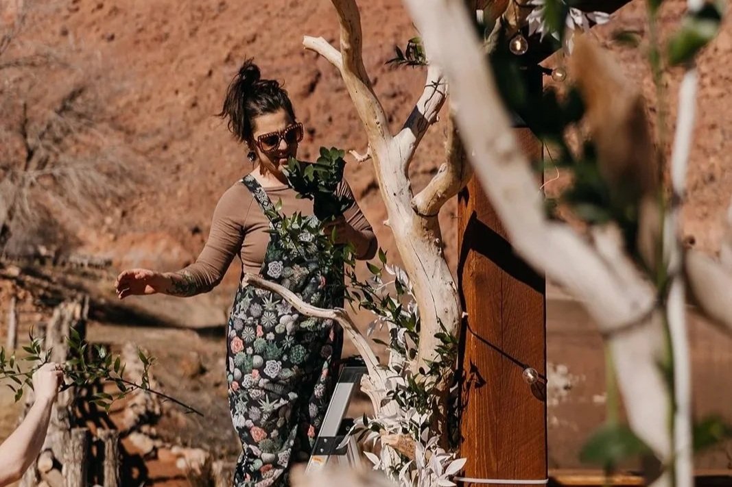 Toni from Tangled Sage is focused on building an arch design at Red Cliffs Lodge featuring her sanded juniper branches.