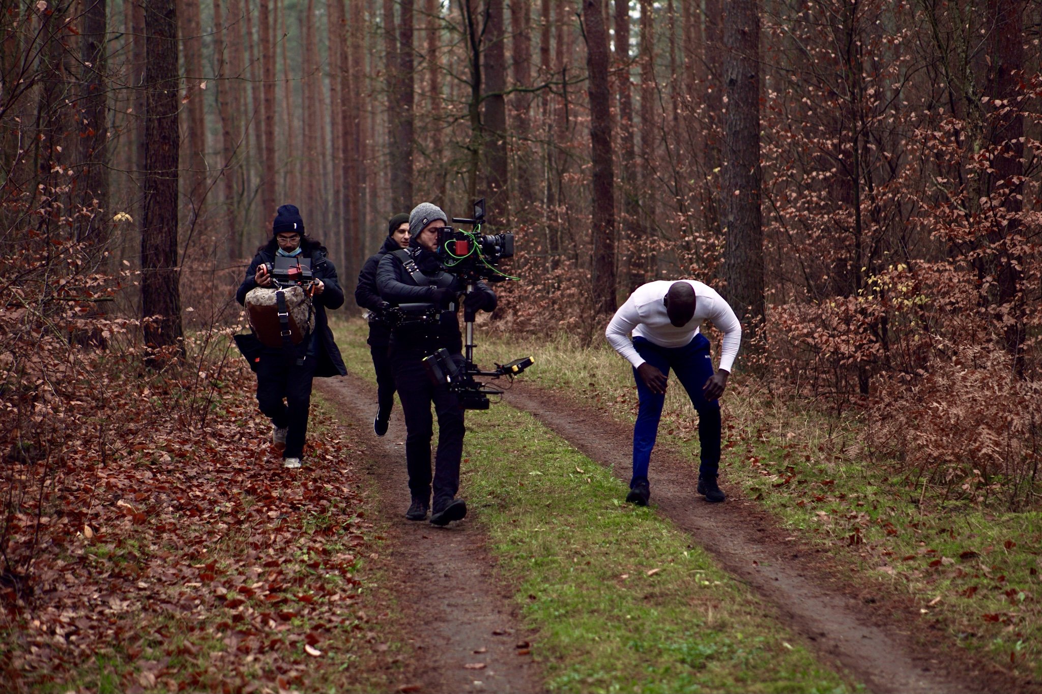 Troupe Steadicam che segue un attore lungo un sentiero nel bosco