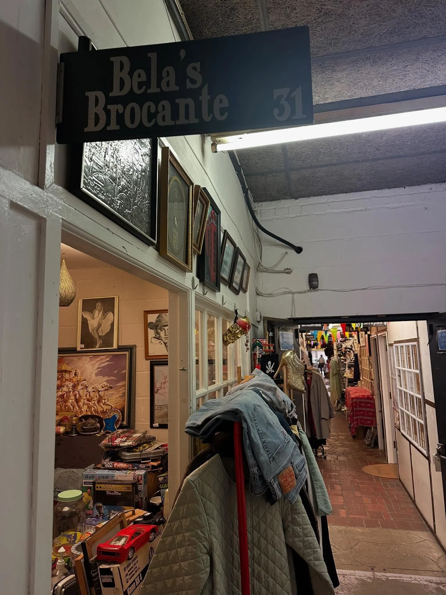 🖼️✨ Discover treasures at Bela&rsquo;s Brocante &mdash; from vintage paintings to unique ornaments and timeless antiques. Tucked inside Wood Street Indoor Market, every piece has a story.
#Bela&rsquo;sBrocante #WoodStreetMarket #VintageFinds #Waltha