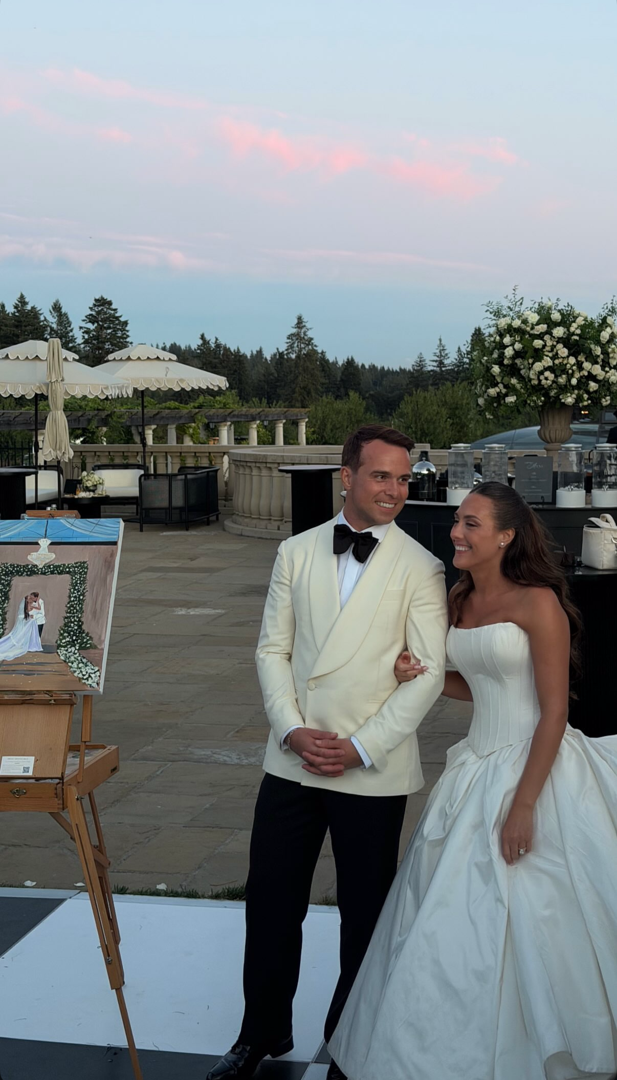 Life painting at wedding in Oregon fun things to do for a wedding reception