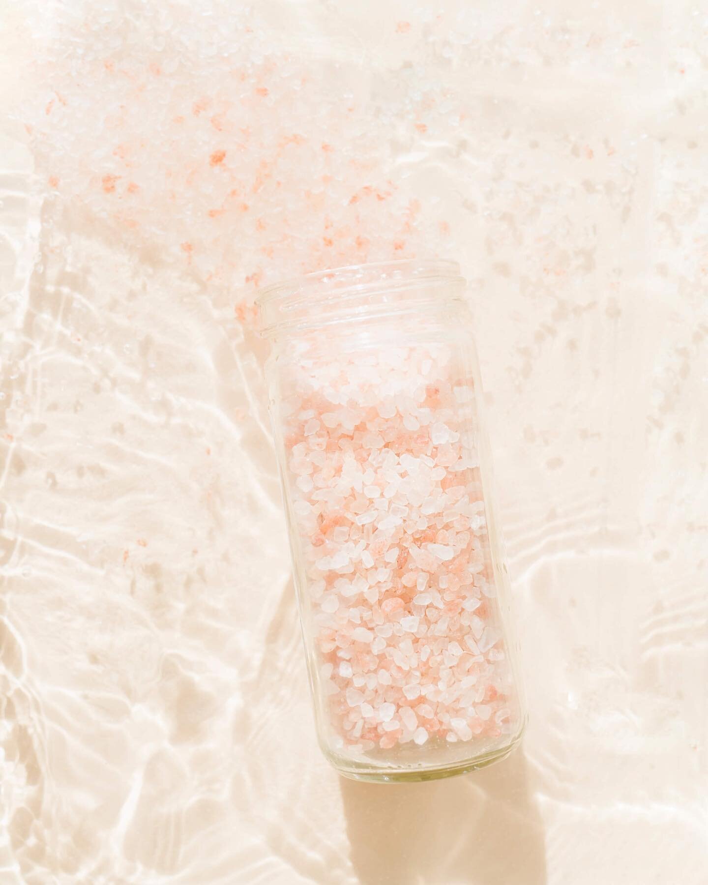 One of the most well-known benefits of a Himalayan salt bath is its ability to provide a relaxing and calming experience. Adding these to your bath not only simulates the calming effect of lying on a warm saltwater beach but it is also said to ease p