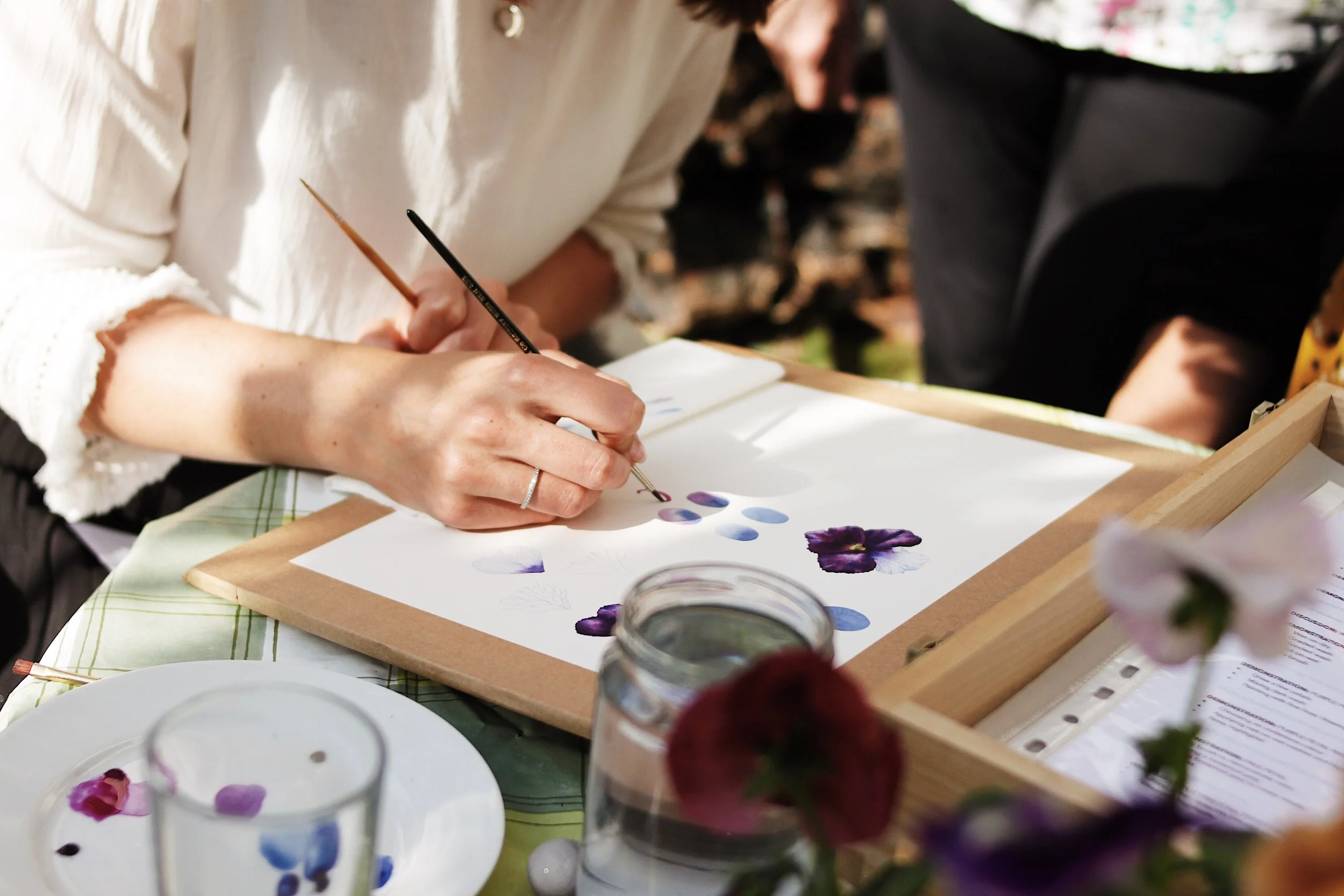 Helen Cousins demonstrating watercolour techniques for botanical art in the Fundamentals of Watercolour course.