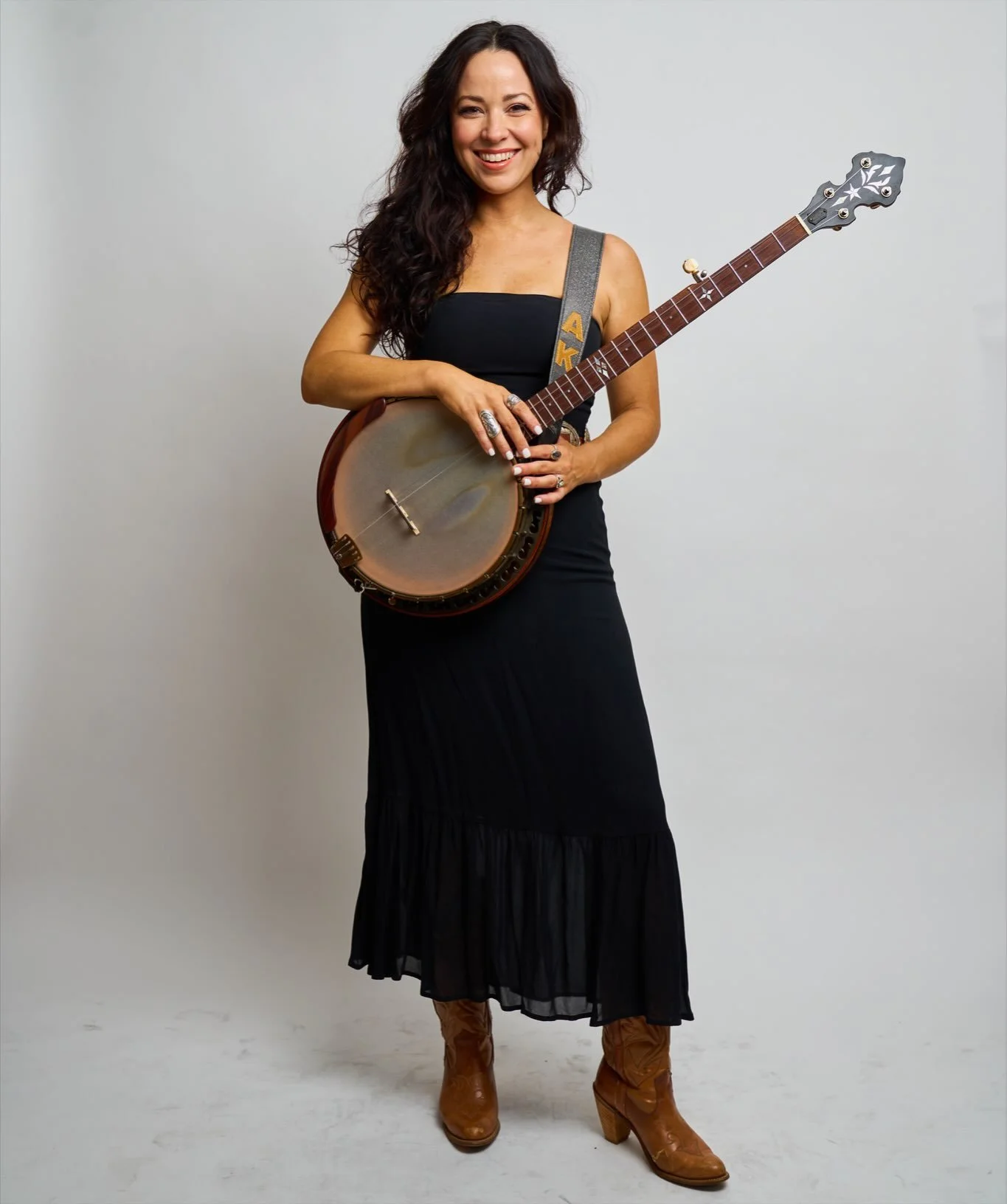 Happy birthday to our fearless leader and founder @akplaysmusic !! Not only is she the creative force behind Americana Women, she is a sharp shooter, entrepreneur extraordinaire, queen driver of the transit van, and all three raccoons in a trench coa