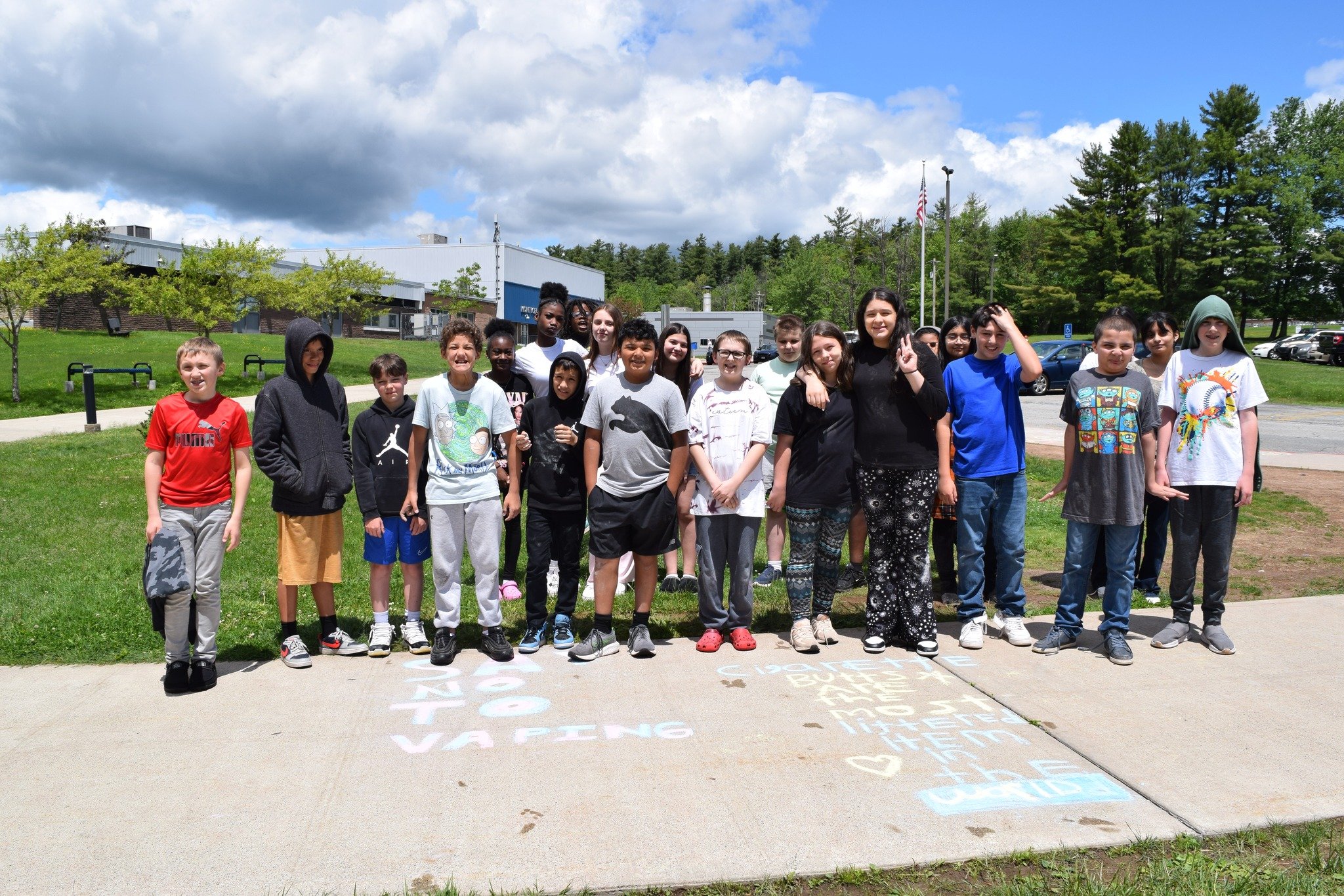 #TobaccoExposed! As part of their 𝗖𝗔𝗧𝗖𝗛 𝗠𝘆 𝗕𝗿𝗲𝗮𝘁𝗵 program, two 6th grade classes at Robert J. Kaiser Monticello Middle School did a Chalk the Walk on their school sidewalks for World No Tobacco Day! 

𝗪𝗼𝗿𝗹𝗱 𝗡𝗼 𝗧𝗼𝗯𝗮𝗰𝗰𝗼 𝗗𝗮?