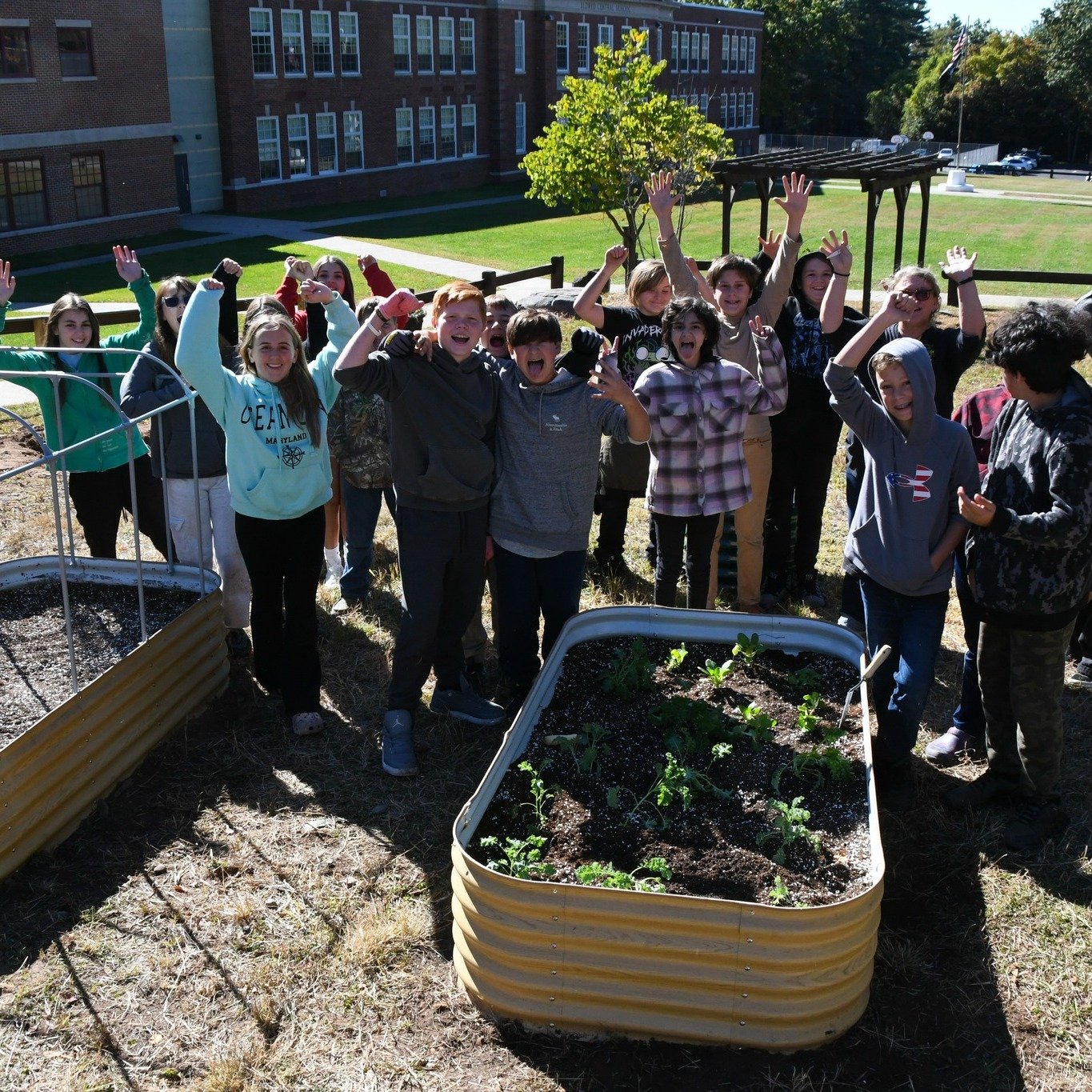 🥕𝐍𝐞𝐰 𝐠𝐚𝐫𝐝𝐞𝐧 𝐚𝐥𝐞𝐫𝐭! Eldred Jr. Sr. High School has joined the Catskill Edible Garden Project!  This fall 95 students across 5 class periods participated in every step of constructing their new garden, from learning about where food come