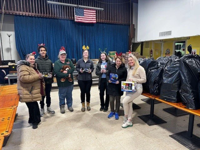 🎄𝗣𝗲𝗮𝗰𝗲, 𝗟𝗼𝘃𝗲 &amp; 𝗟𝗶𝗴𝗵𝘁𝘀 𝗪𝗮𝗹𝗸-𝗧𝗵𝗿𝘂 𝗠𝗼𝗻𝗱𝗮𝘆𝘀: 𝗧𝗼𝘆 𝗗𝗲𝗹𝗶𝘃𝗲𝗿𝘆! 🎁

🎉Thanks to the generous support of our community, we were able to give over 450 gifts collected at Walk-Thru Mondays to the Sullivan County Fede