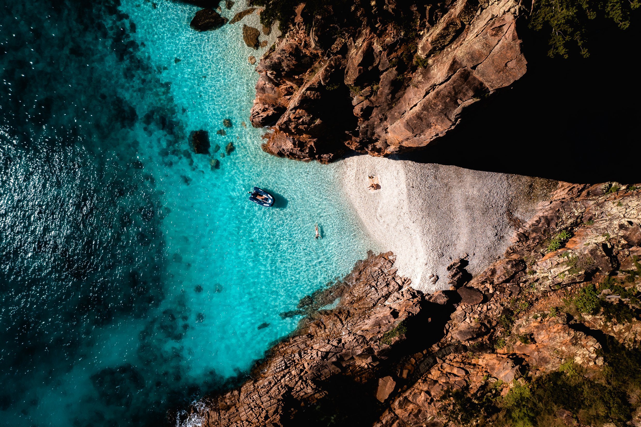 The crystal clear waters of Dolphin Point on Hayman Island (Whitsundays). From July until September, this is an excellent location to sit back and watch humpback whales on their annual migration. There is also some really nice diving just off the poi