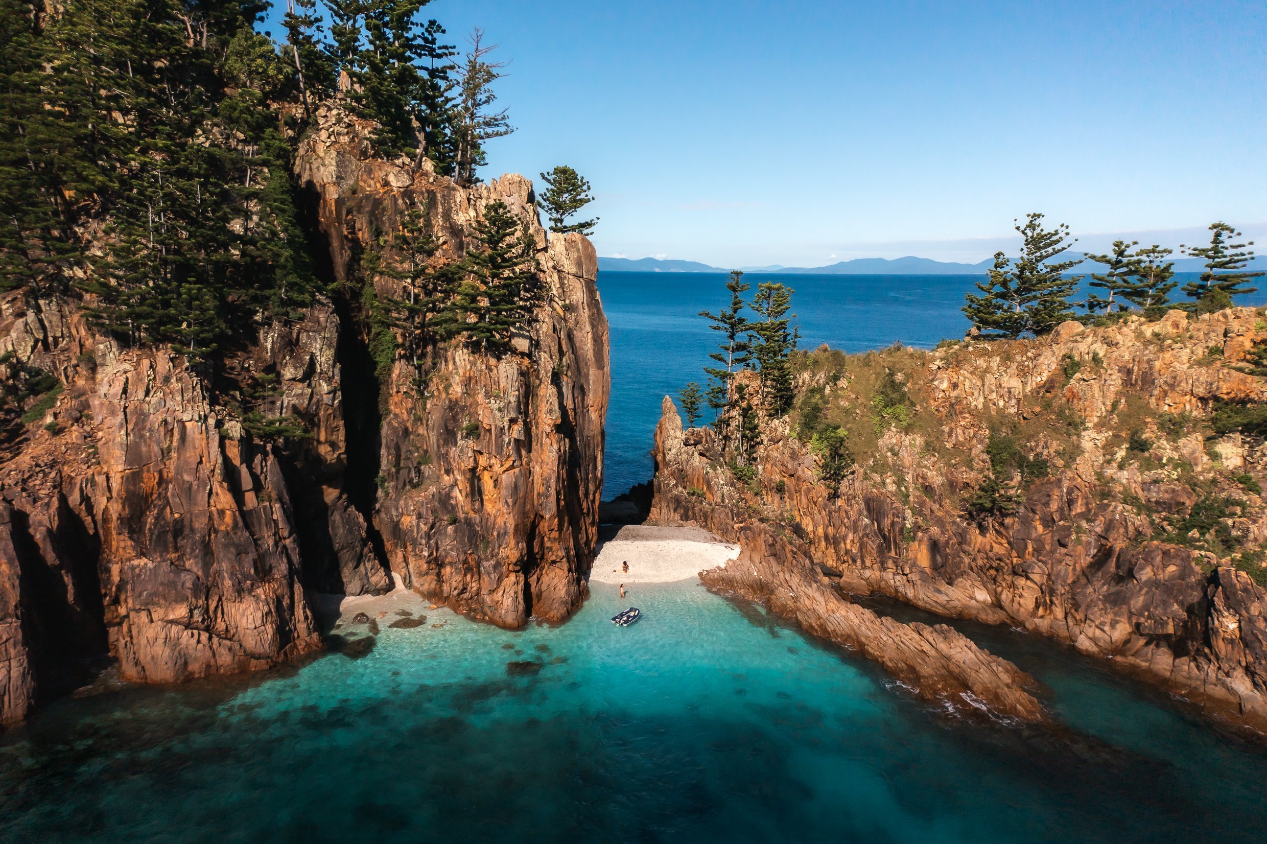 The crystal clear waters of Dolphin Point on Hayman Island (Whitsundays). From July until September, this is an excellent location to sit back and watch humpback whales on their annual migration. There is also some really nice diving just off the poi
