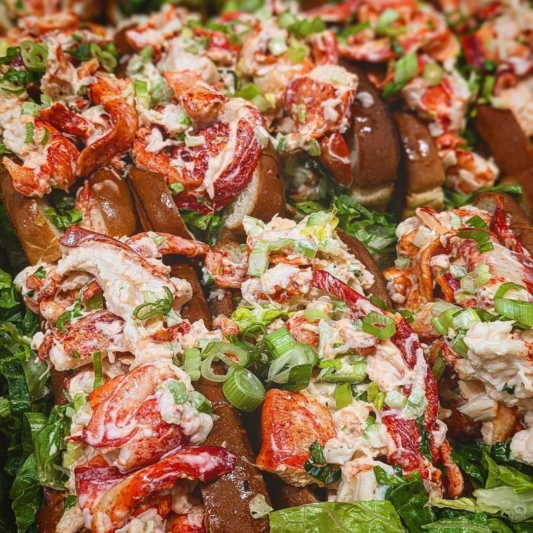 Whether you're stopping by for lunch or dinner, Honest Town Eats never disappoints! 

🌟 Looking for a delicious way to beat the heat? Come try our mouthwatering HTE Lobster Roll! 🦞✨

Todays Cocktail Special is a Strawberry Irish Mule!