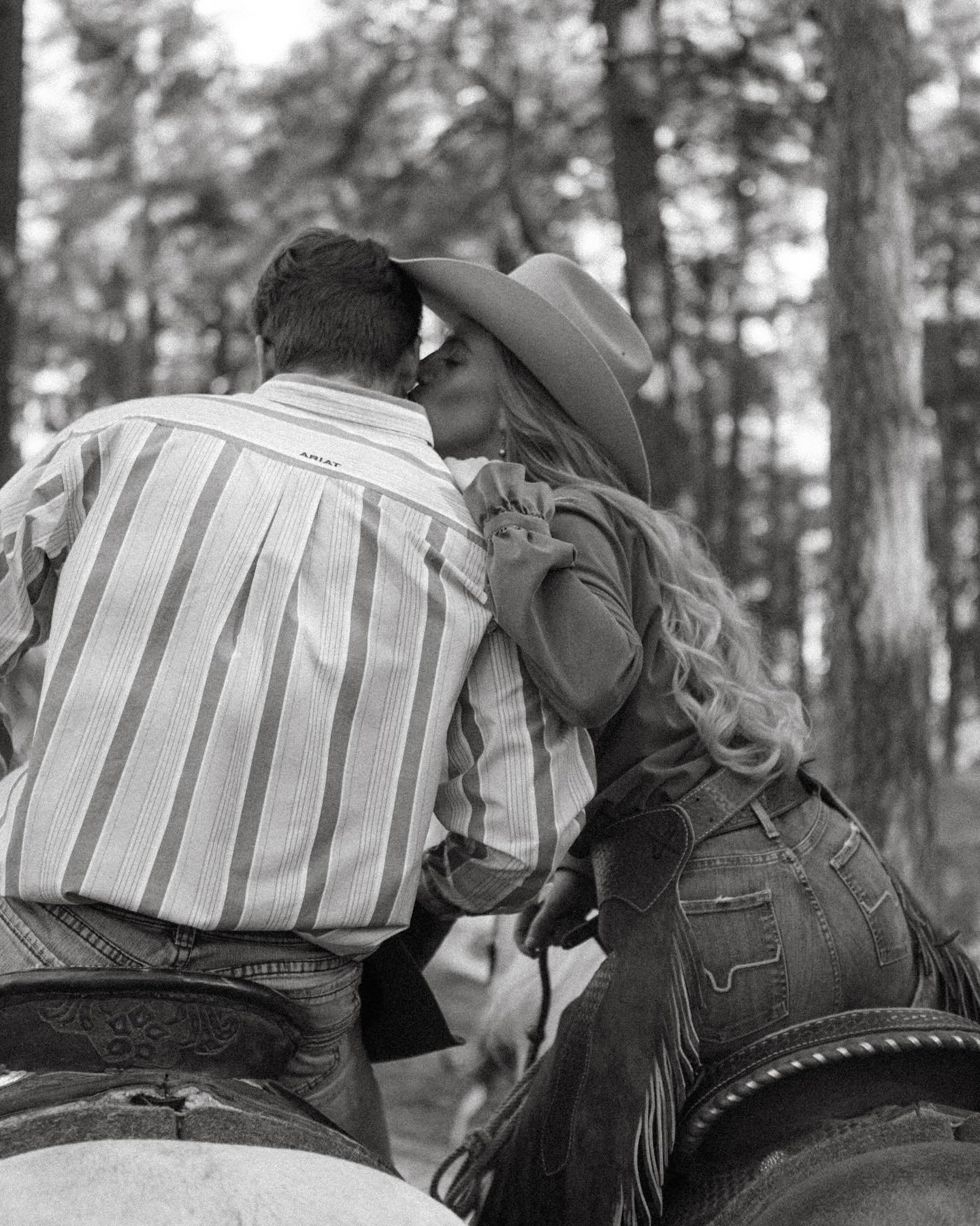 Cowboy kisses 
.
.
.
.
.
#cowboyandcowgirl #couplephotography #engagement #engagementphotos #couplephotoshoot #westernphotos #westerncouple #westernlifestyle #engagementphotography #azphotographer #arizonacouplesphotographer