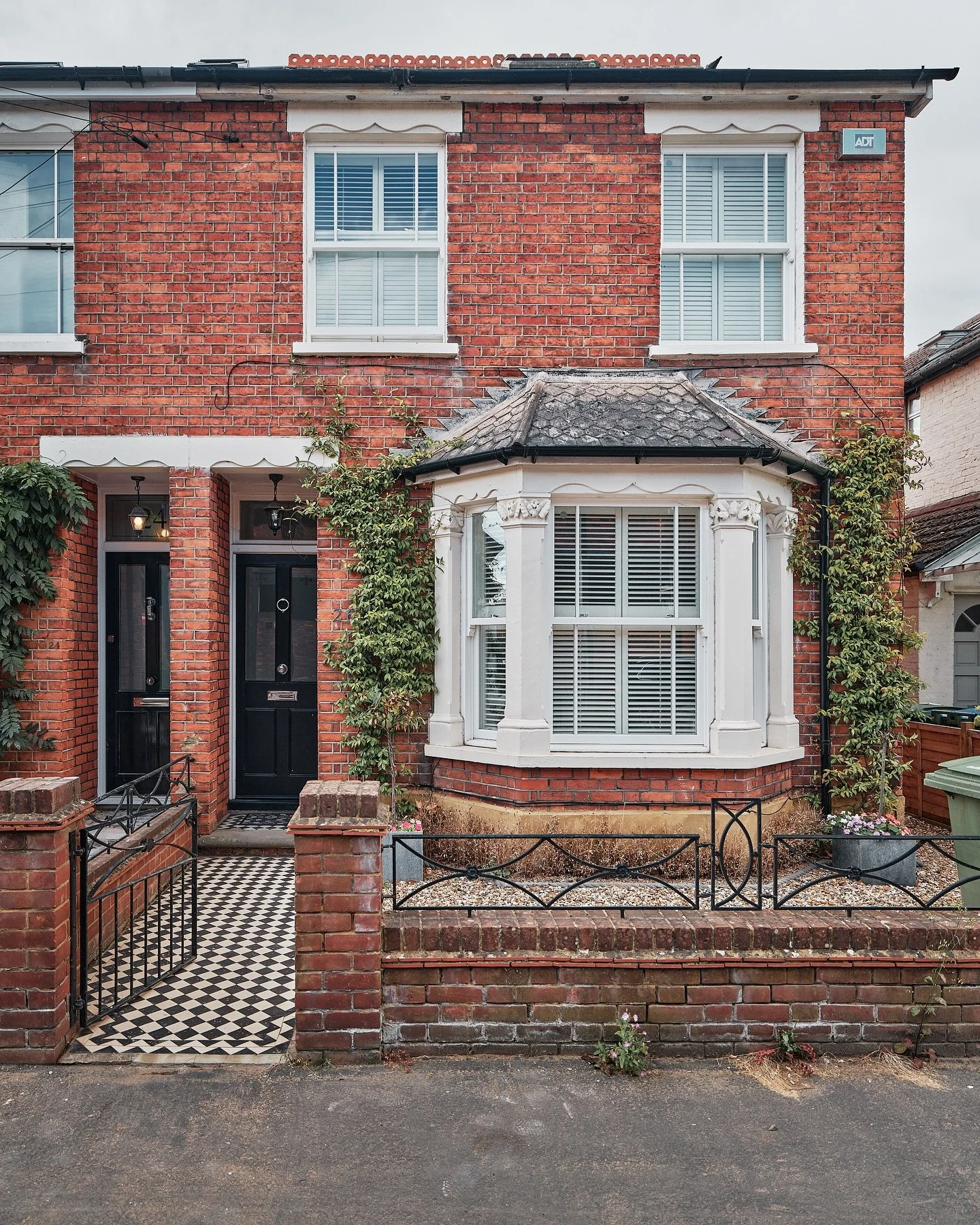 Timeless box sash windows add charm and elegance to this beautiful home.

#surrey #woodproducts #beautifulhome