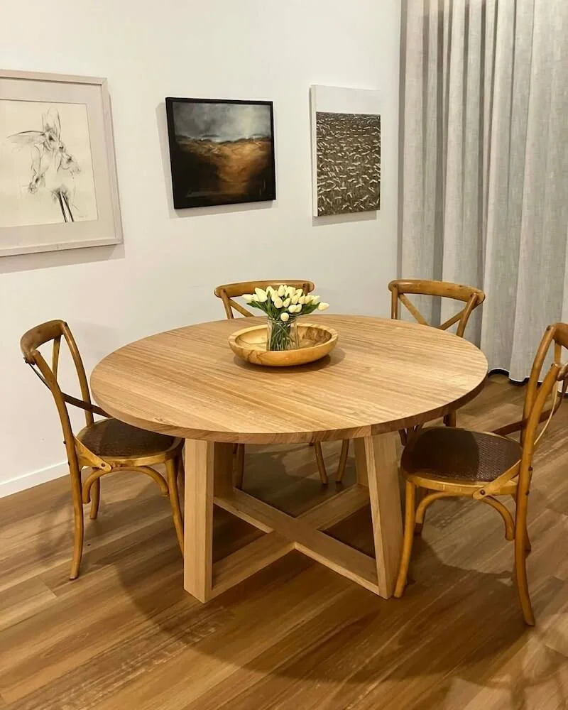 round dining table