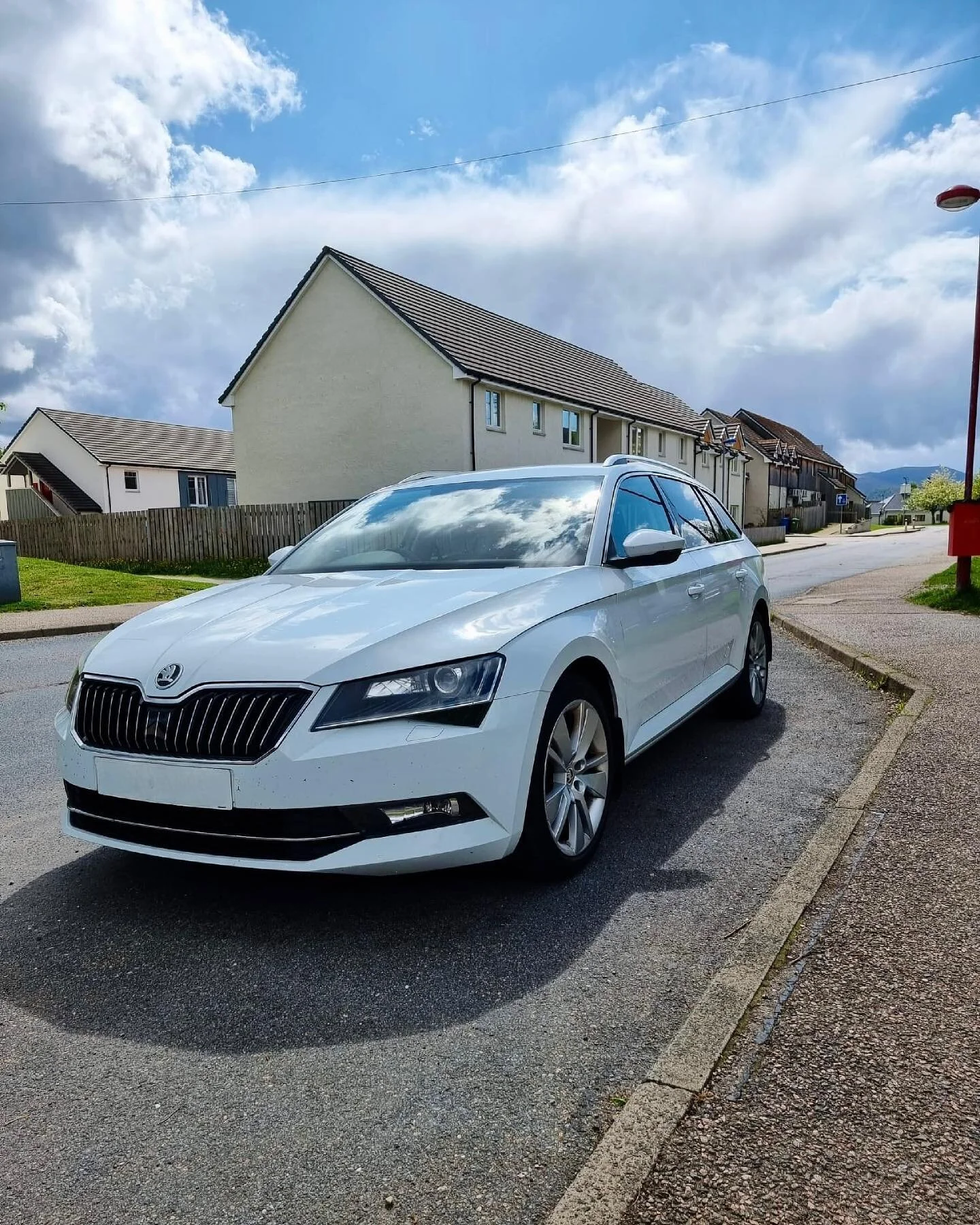 &bull;CAR&rsquo;MA&rsquo;CLEANSE&bull;
The works for this Skoda. Used as a work vehicle for taxi service it had some signs of heavy usage. The exterior was de-bugged and cleaned to Black Pearls high standard.🪰 Leaving it pearly white once again! 

I