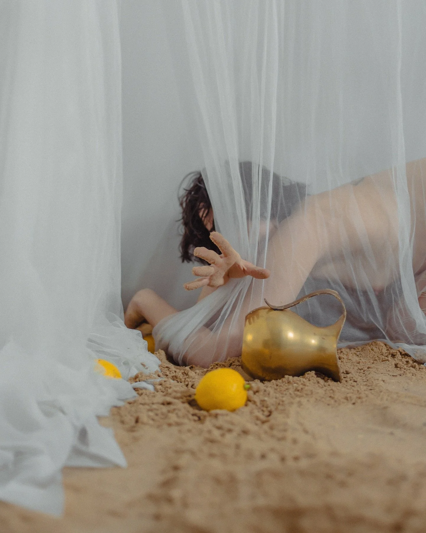 Nel mondo del digitale e della massima riproducibilit&agrave;, la performance &egrave; quasi un paradosso. L&rsquo;effimero mondo di azioni, emozioni ed energia che avvengono l&igrave; e soltato l&igrave;, soltanto in quel momento, e non altro. Io co