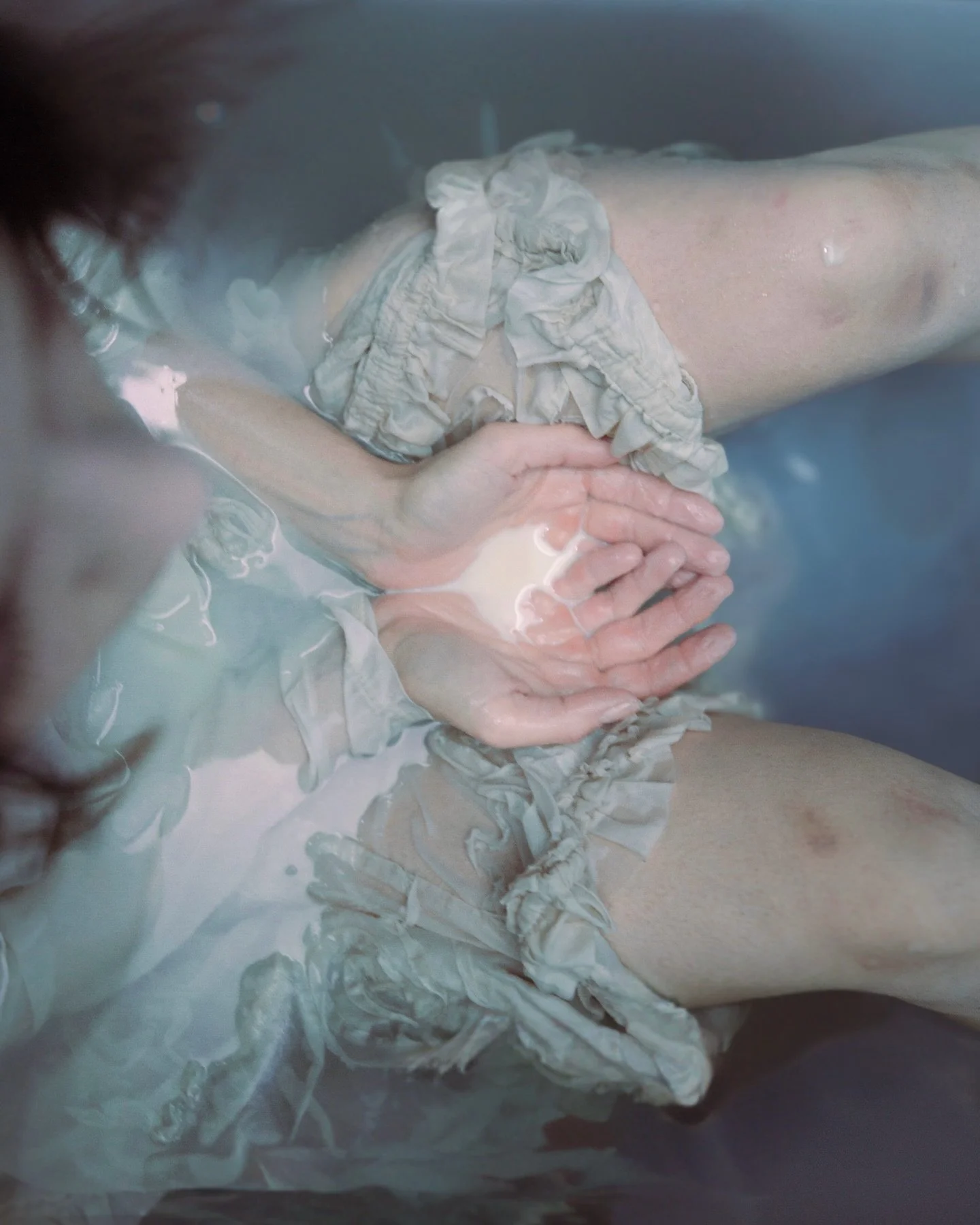 Quando la ciotola sar&agrave; piena, il cielo si verser&agrave; altrove. Abbiamo due mesi. 

CLORO, III&deg; Vortice 
performance rituale d&rsquo;arte sacra
Ortensia Sayre Macioci 
SYR&rsquo;s production
@sayreximori 

scenografia di @l_altro_marco 
