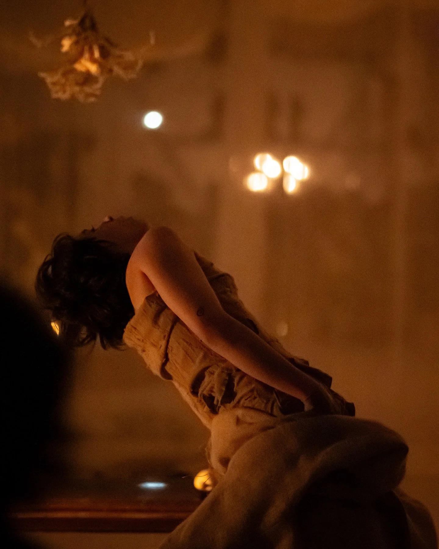 La svestizione

&ldquo;La sveglia del mattino &egrave; stata brusca: una saracinesca senza tregua &egrave; crollata, imperterrita e con un messaggio molto poco chiaro, cos&igrave; io, nello spavento, mi sono sono alzata. Con un motivo ancora meno chi