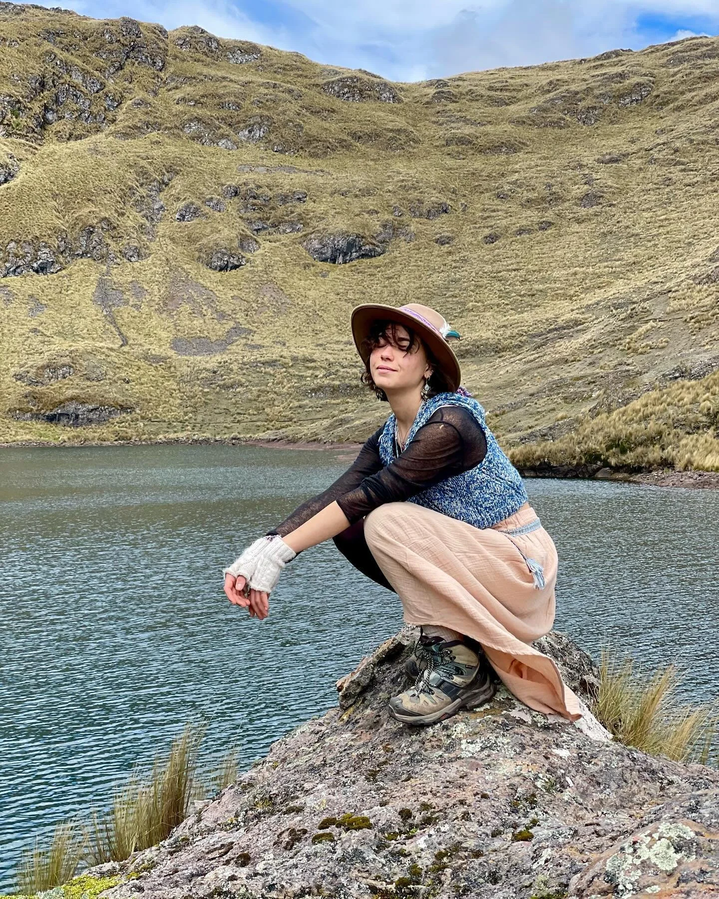 Alla fine &egrave; solo uno scenario che cambia. Scambia con noi qualche parola per qualche tempo e poi si dissipa. Pi&ugrave; veloce del previsto. 

Grata di questa casa lontana, dall&rsquo;altra parte del mondo, dall&rsquo;altra parte di me. 
Grata