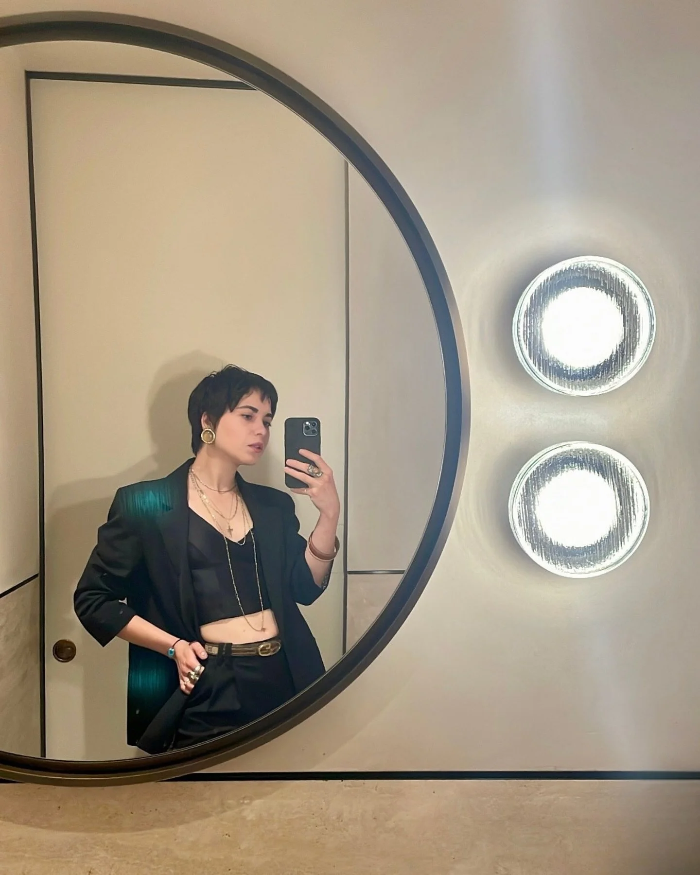 Scegli. Scegli chi essere, dove esserlo e quando. Scegli come guardarti e cosa guardare. Scegli da dove, se dall&rsquo;alto o dal basso. Scegli la misura, quella tua, che ti fa da medicina o da veleno. Scegli se muoverti per vivere o vivere per muove