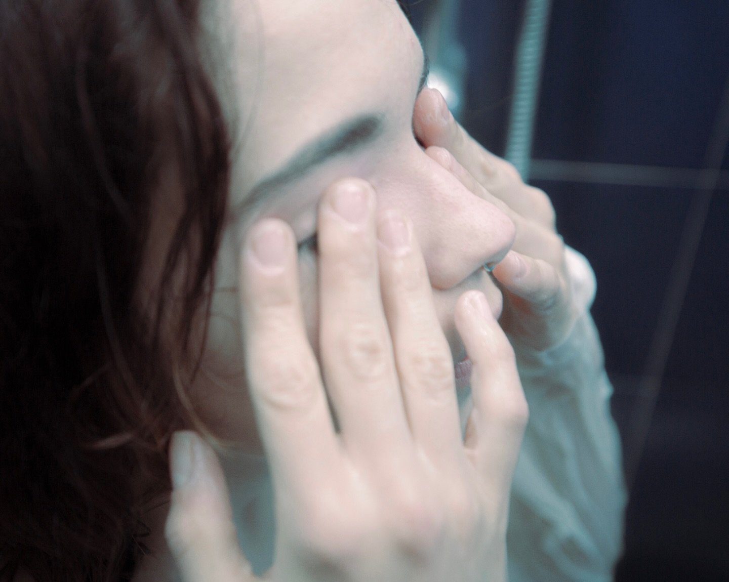 &ldquo;Non mangio ostia a colazione, eppure di notte mentre scrivo sono illuminata da una grande croce: &egrave; la mia abat jour elettronica e io non so come ben gestire questa storia di cercare un senso per tutto.

C&rsquo;&egrave; chi nel tempo no