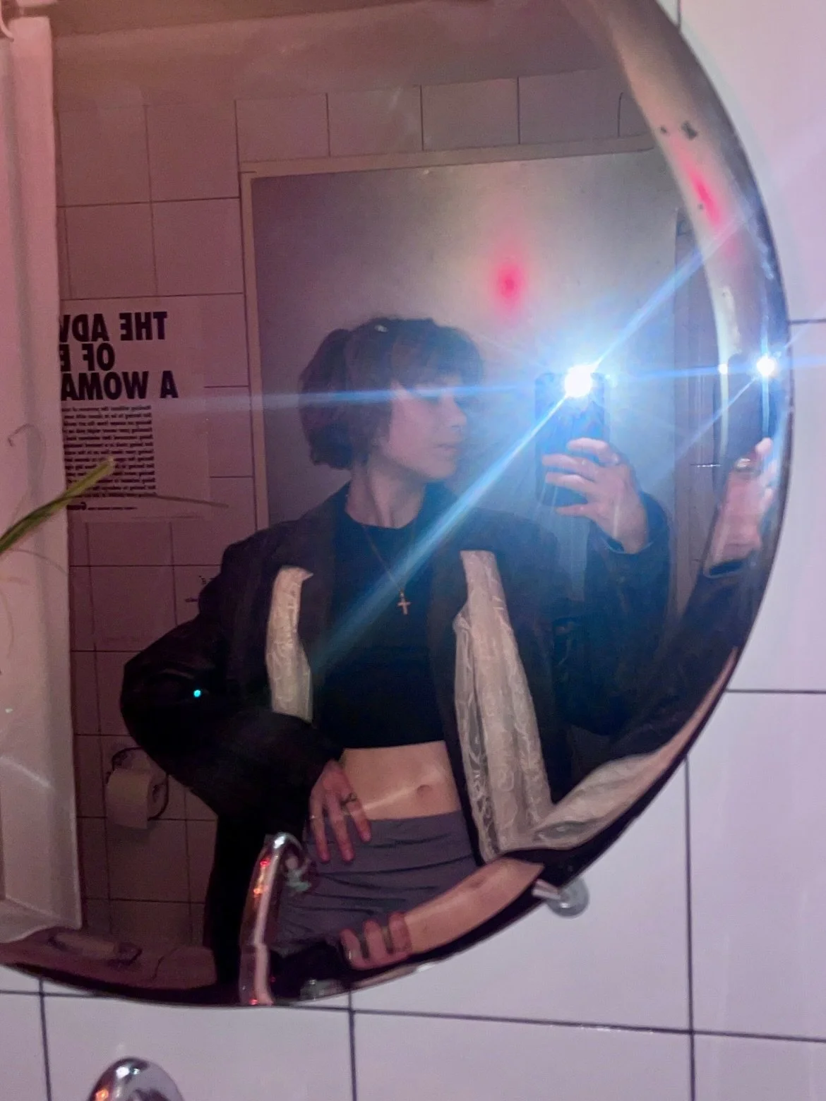 In tutto questo blu oramai saturo e pennellato di هو, mi porto dentro quei bagliori di rosso, gemma del futuro, della passione, dell&rsquo;Amore &ldquo;che non si sceglie e non si lascia cadere&rdquo;.

Nel Cloro, tra Hamnet e Judas, mi dico: avere d