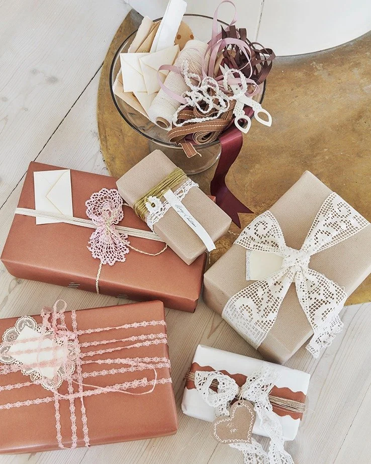 "Generationers Jul" Bo Bedre Julebog 2025
Give new life to your ancestors&rsquo;craftsmanship by reusing old laces as Christmas decorations&mdash;bringing generations together around the tree.

Photo @birgittawolfgang 
@bobedredk 

#christm