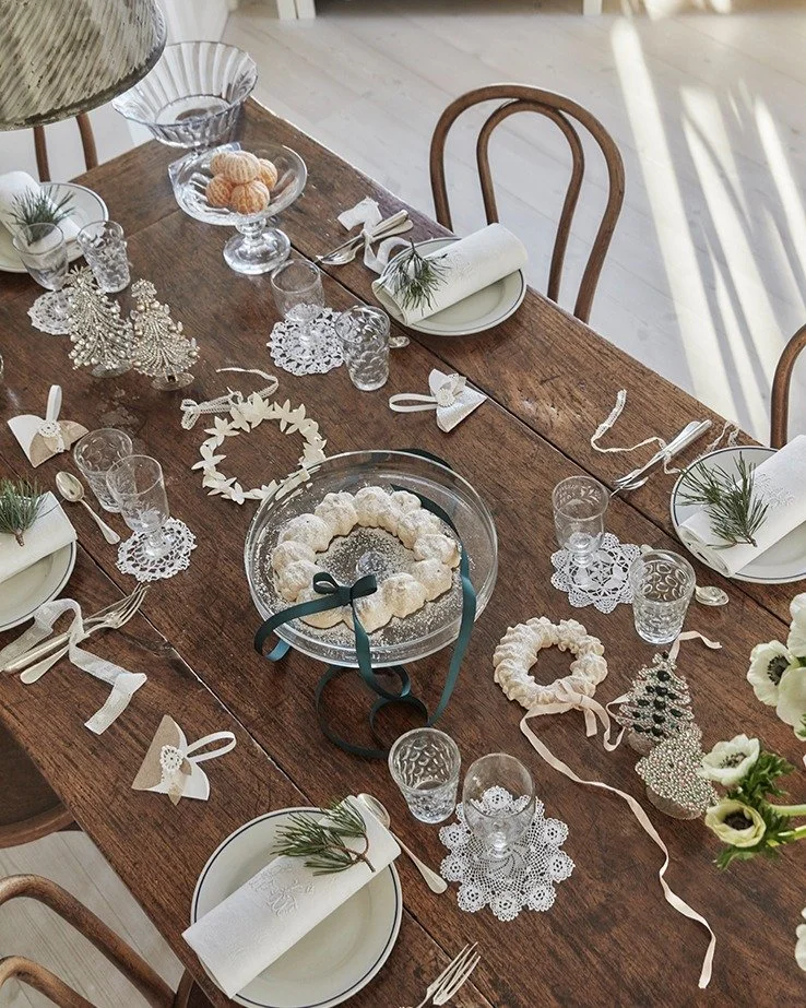 "Generationers Jul" Bo Bedre Julebog 2025
Give new life to your ancestors&rsquo;craftsmanship by reusing old laces as Christmas decorations&mdash;bringing generations together around the tree.

Photo @birgittawolfgang 
Tekst @urbanspotting 