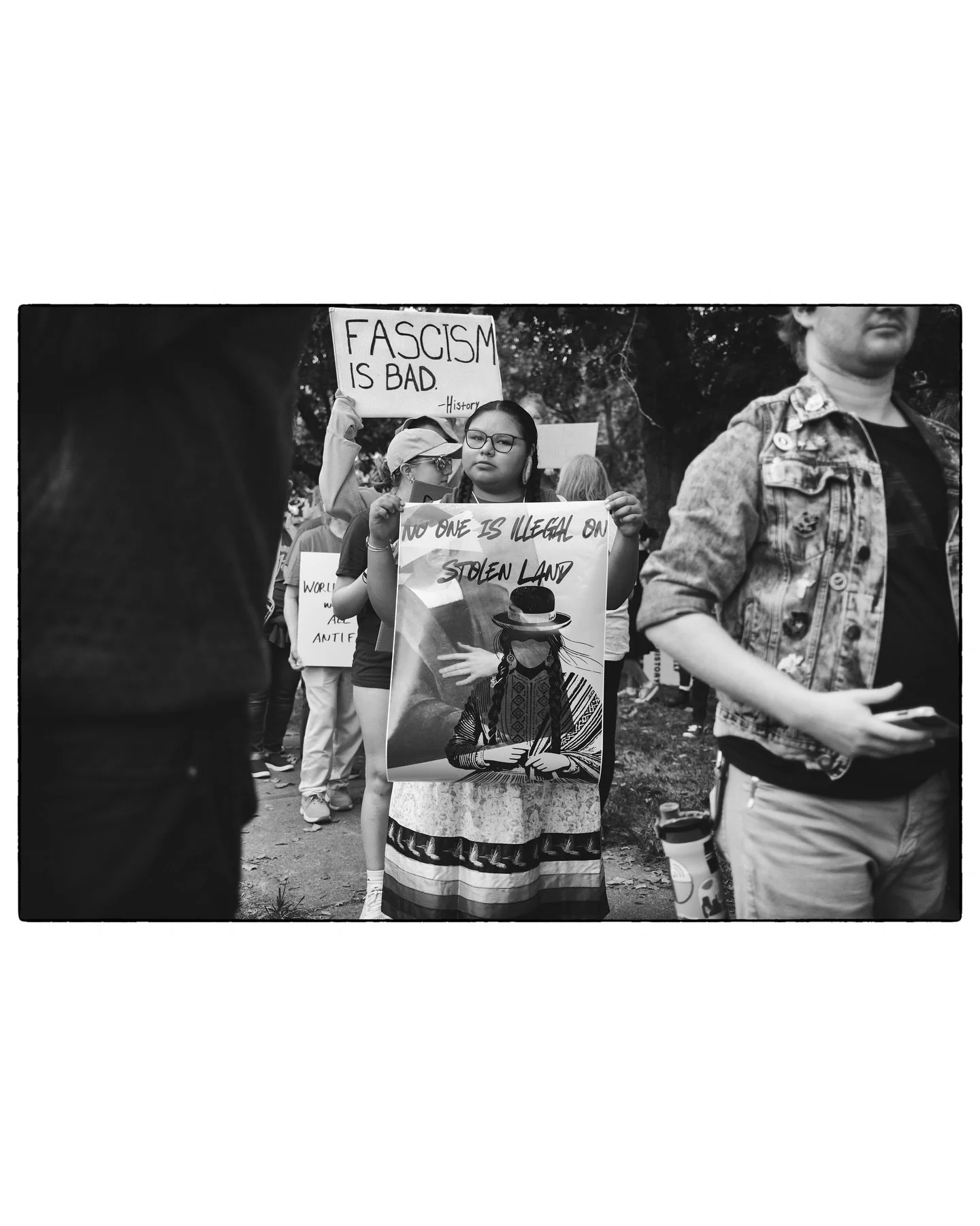 In Lawrence this weekend and wanted to make sure to be a part of the No Kings Day protest. Nice to see so many people out for a peaceful protest.  All paid actors I am sure. 
#lfk #lawrencekansas 
@fujifilmx_us 
#fujix100ⅵ