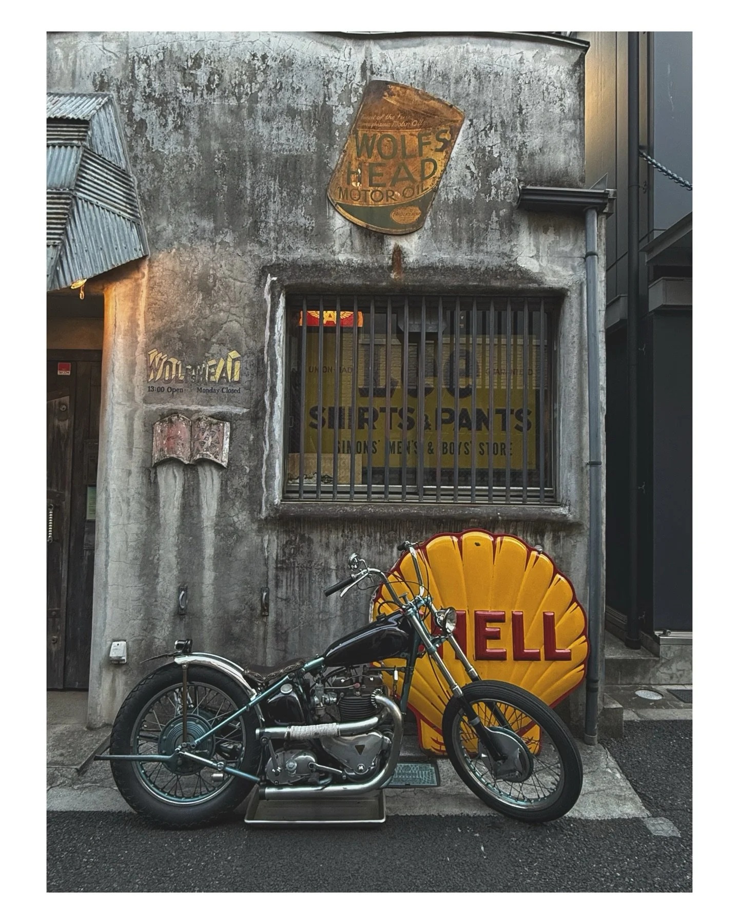 Outside of wolf&rsquo;s head clothing. I love how you can travel down a random street in a beautifully put together  neighborhood, then stumble upon this.  A nice clash and  interpretation of American culture. 

Bunkyo,Tokyo Japan 

#japan #custommot