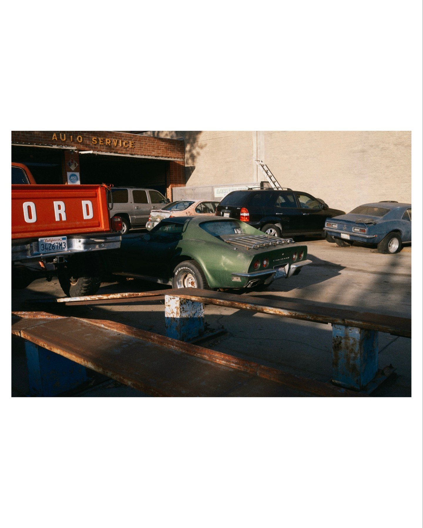 Late afternoon in South Pasadena. 

 #fujix100vi #fujixlovers #myfujifilmlegacy #fujifilm_street
#southpasadena
@fujifilmx_us