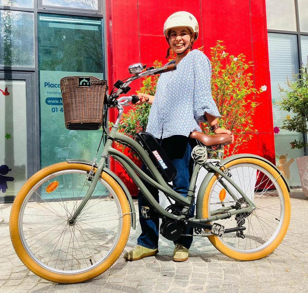 Florence et son beach cruiser électrifié à domicile par Electribe, à Ivry