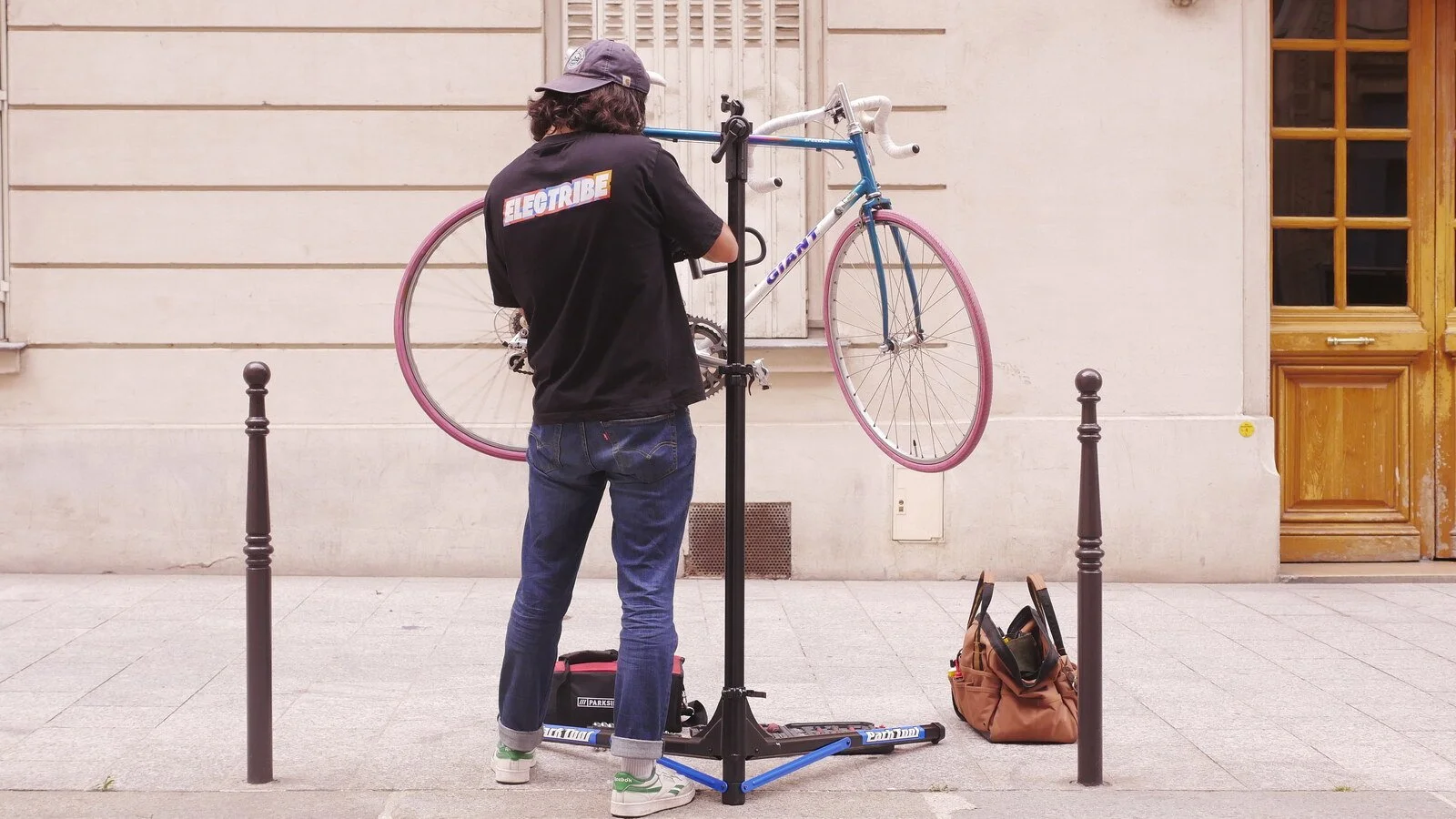 Réparation de vélo à domicile dans le 17ᵉ : on vient chez vous, des Batignolles aux Ternes