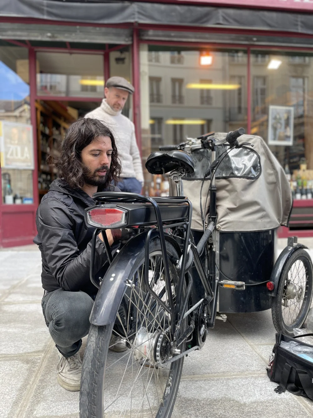 Olivier, premier client Electribe, avec son vélo électrifié à Paris