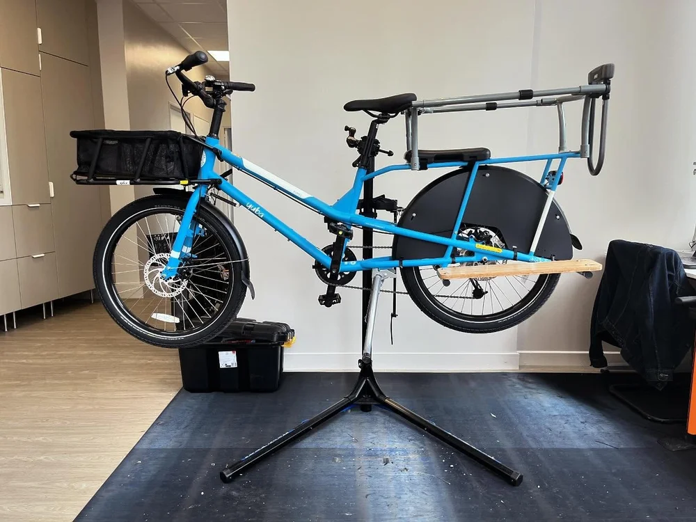 Vélo cargo Yuba sur pied d'atelier après son électrification par Electribe