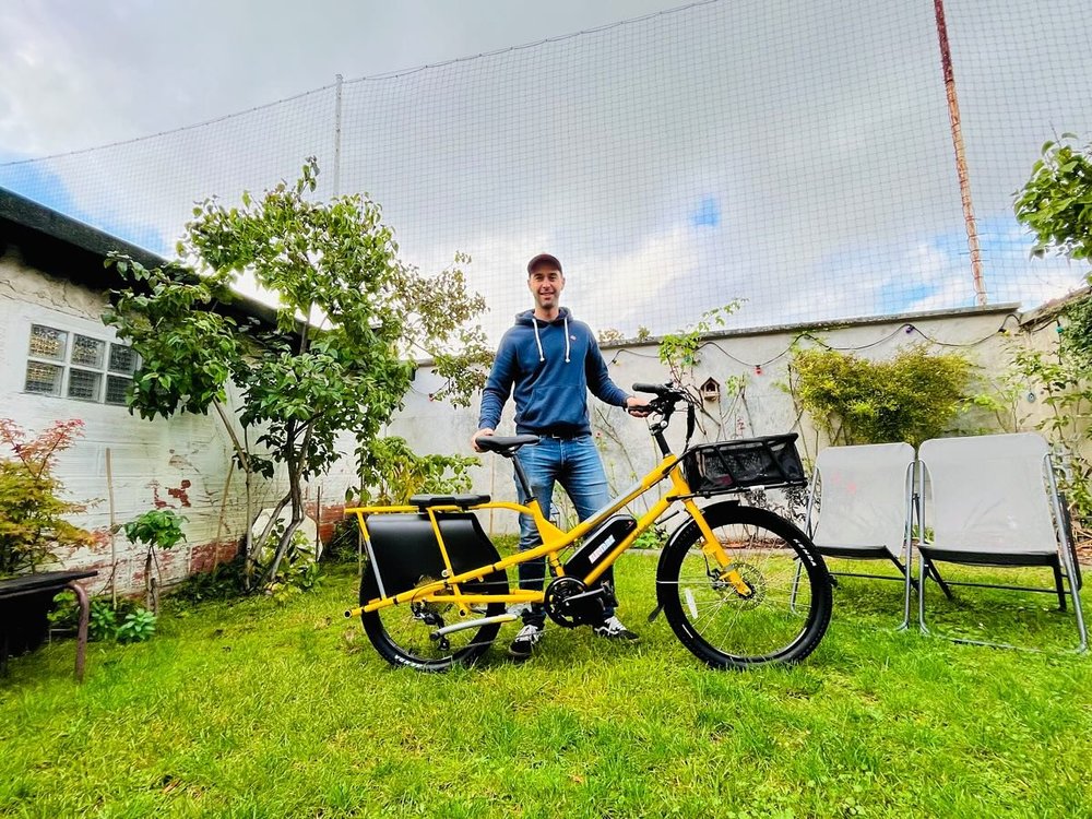 Édouard et son vélo cargo Yuba Kombi électrifié par Electribe, Paris 18e