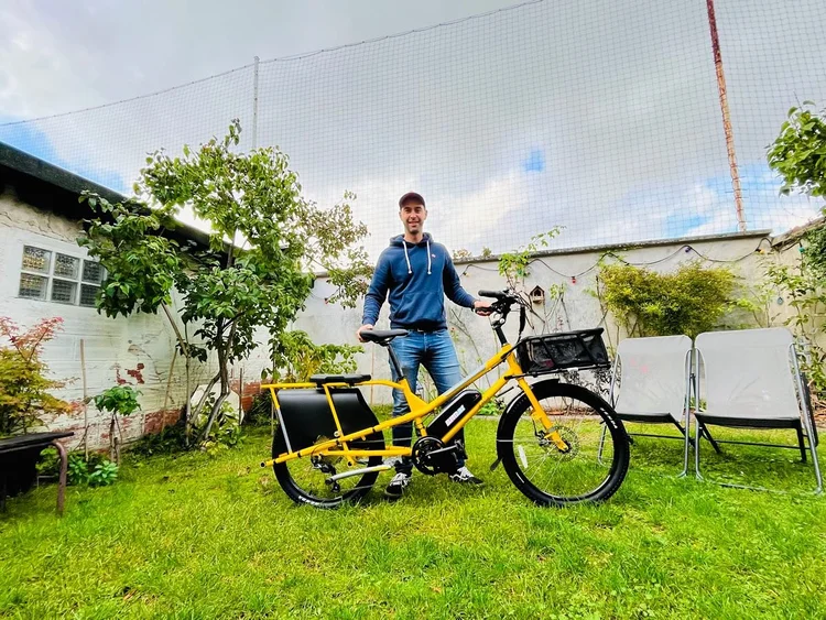 Édouard et son vélo cargo Yuba Kombi électrifié par Electribe, Paris 18e
