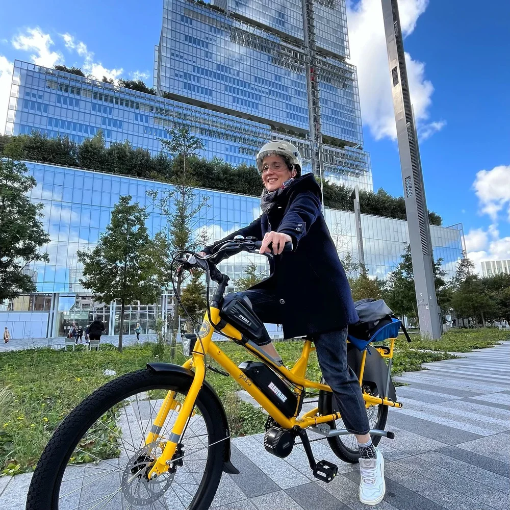 Marie et son vélo cargo Yuba électrifié par Electribe, à Paris
