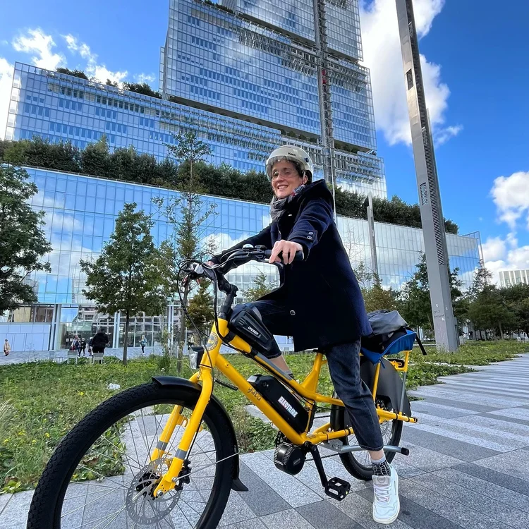 Marie et son vélo cargo Yuba électrifié par Electribe, à Paris