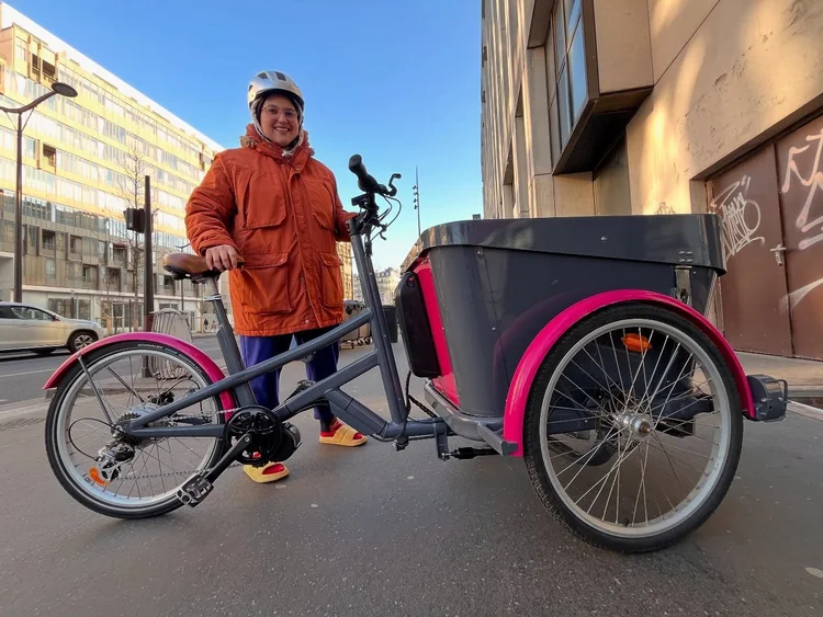 Maria Helena et son triporteur électrifié par Electribe, à Paris