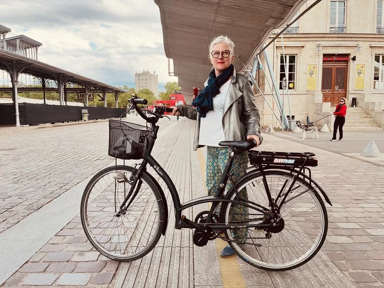Caroline et son vélo qu'elle a choisi de faire électrifier plutôt que de remplacer
