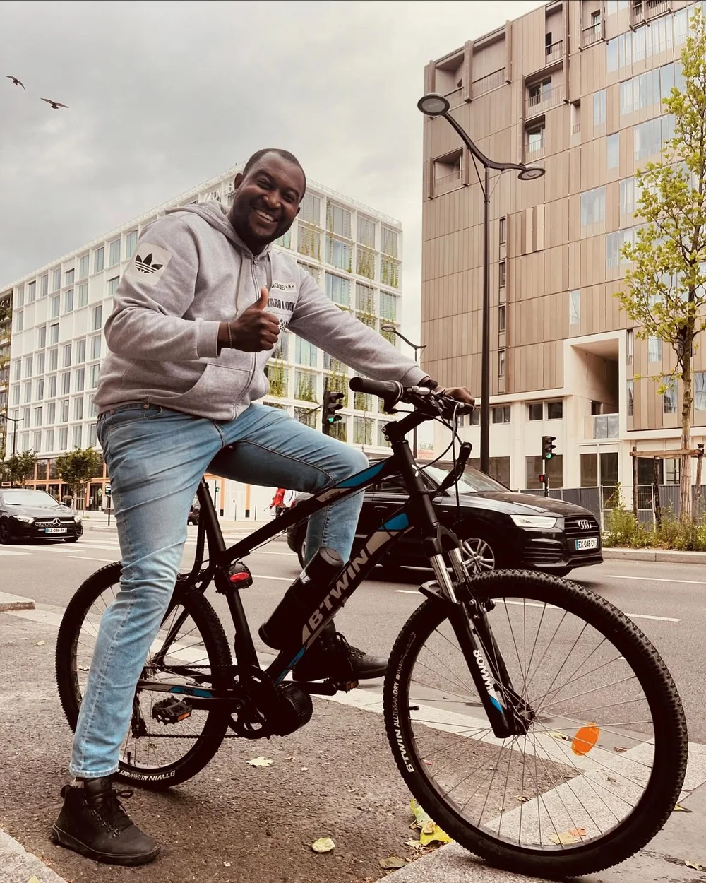 Jude et son vélo électrifié par Electribe, moteur pédalier et batterie bouteille