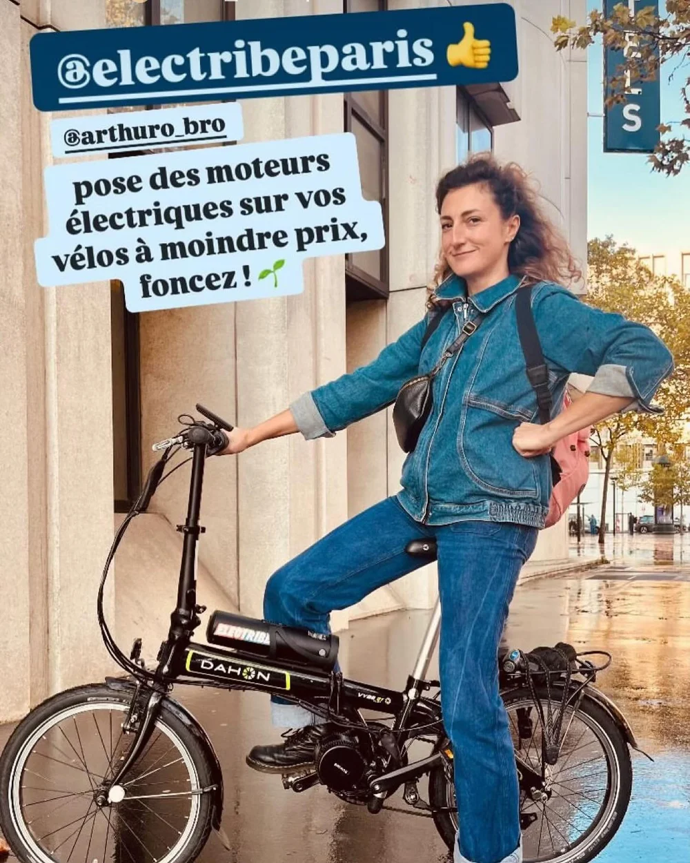 Carole et son vélo pliant électrifié par Electribe, à Paris