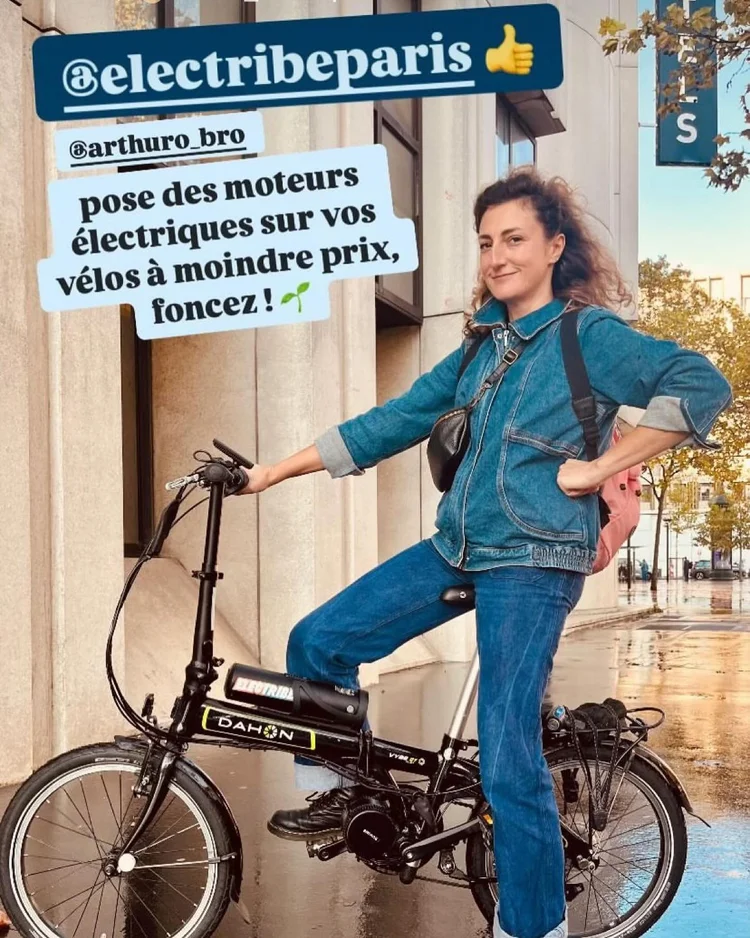 Carole et son vélo pliant électrifié par Electribe, à Paris