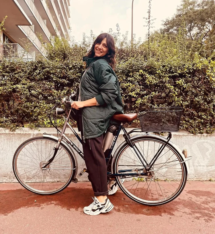 Bénédicte et son vélo de ville vintage électrifié par Electribe, à Paris