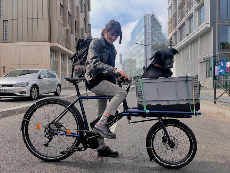 Magdalena et son vélo Omnium électrifié par Electribe, moteur Bafang, à Paris