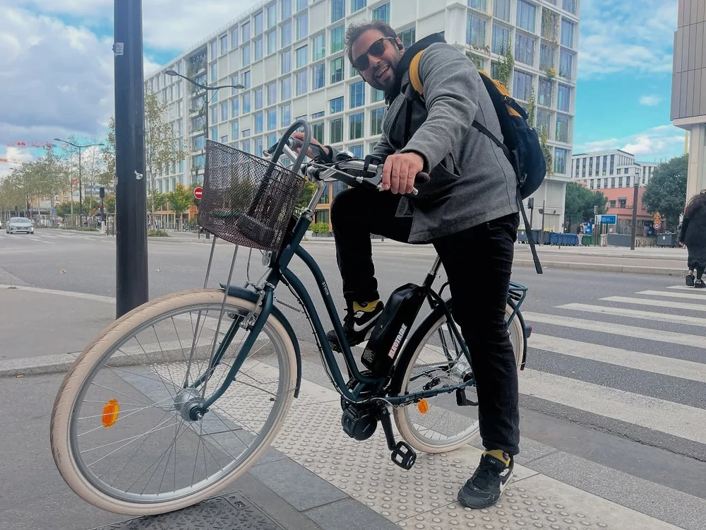 Nessim et son vélo de ville Décathlon électrifié par Electribe, à Paris