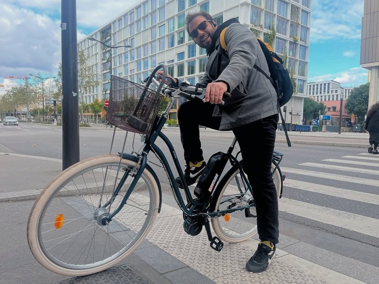 Nessim et son vélo de ville Décathlon électrifié par Electribe, à Paris