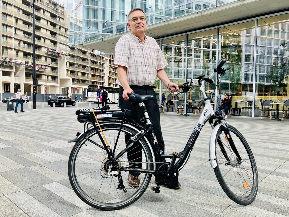 Candid et son VTC électrifié par Electribe, Porte de Clichy à Paris 17e