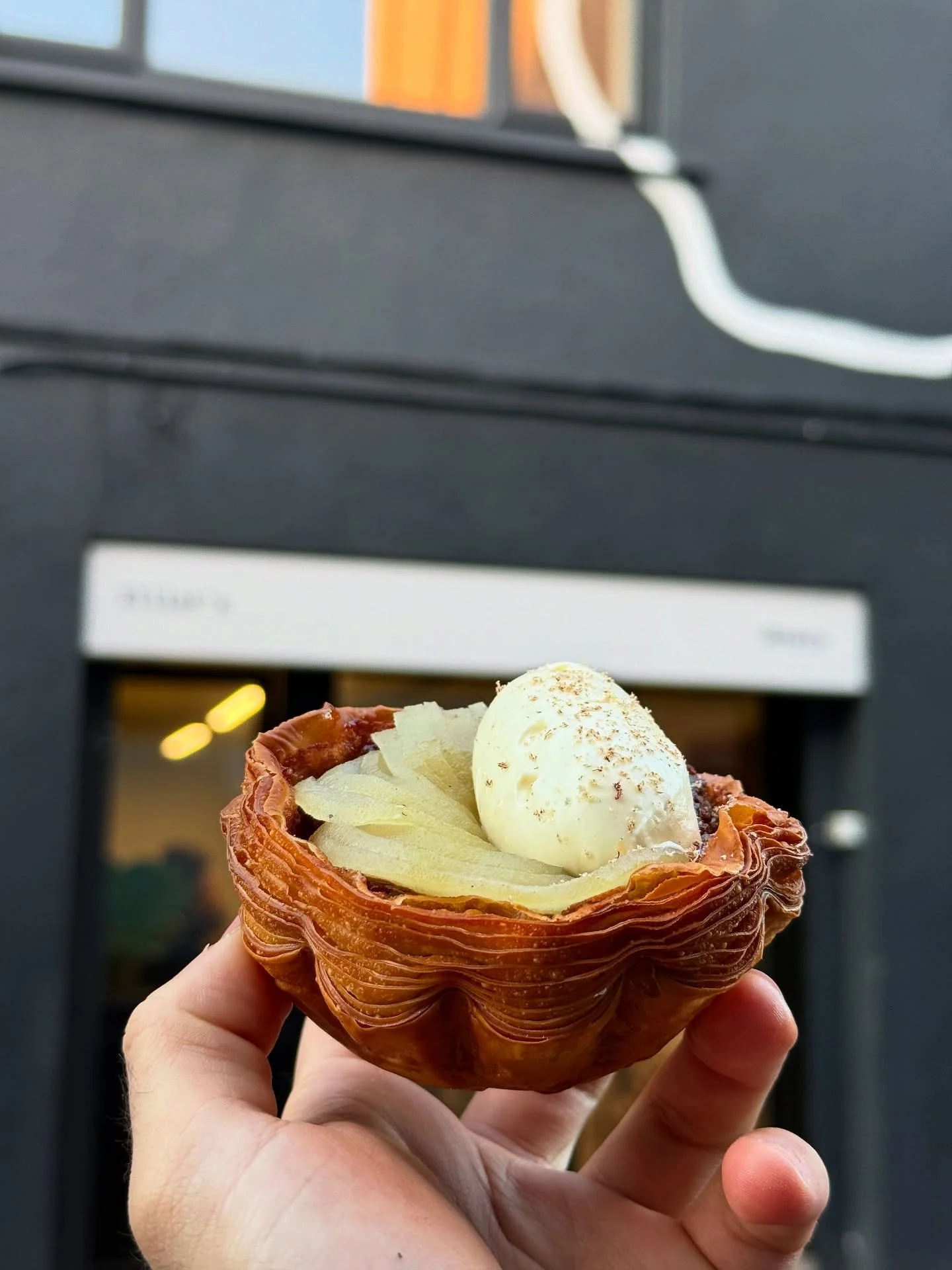 ☁️ Spiced chocolate + poached pear ☁️

Crunchy layers of croissant tart shell filled with a rich, spiced chocolate + toasted hazelnut frangipane, topped with tender slices of poached pear and  finished with a dreamy nutmeg and vanilla whipped ganache